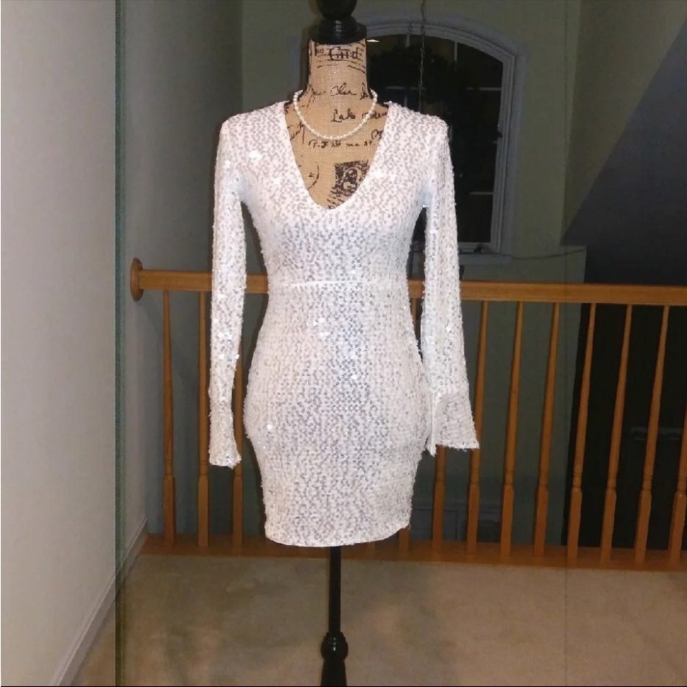 Women's Sparkly Party Dress/ Size: Small/ Color: White Knee Leng & hugs the body